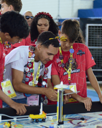 Pioneira em robótica com expertise de 20 anos