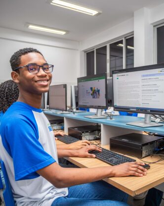 Sistema estruturado de ensino próprio, sendo a maior rede de ensino particular da Bahia