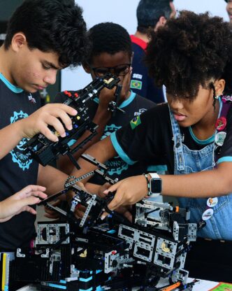 Pioneira em Robótica Educacional com 20 anos de experiência.